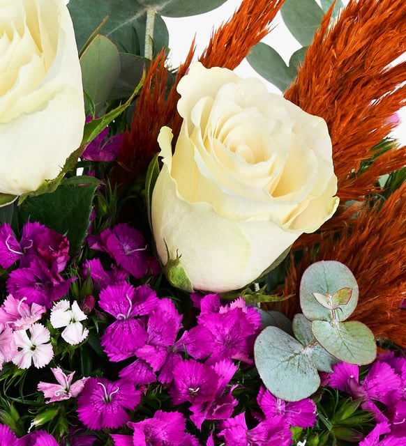 Turuncu Çizgili Vazoda Beyaz Gül ve Hüsnüyusuflar - Çiçek Görseli