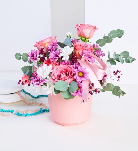 Pembe Beton Saksıda Pembe Güller ve Pembe Papatyalar - Çiçek Görseli