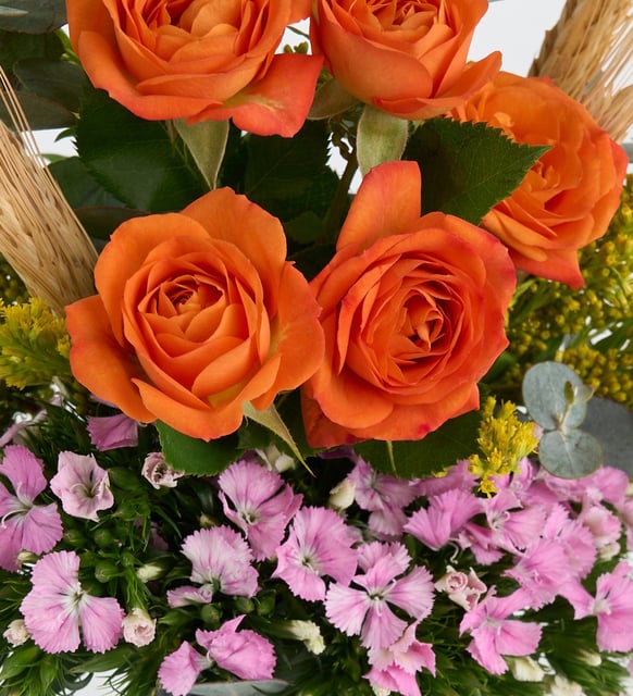 Turuncu Polimer Vazoda Turuncu Güller ve Hüsnüyusuflar - Çiçek Görseli